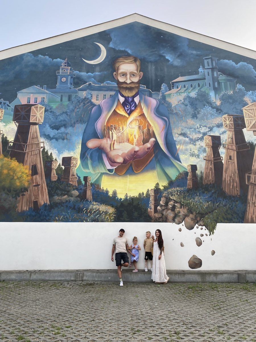 Rodzinne zdjęcie przy muralu w Gorlicach