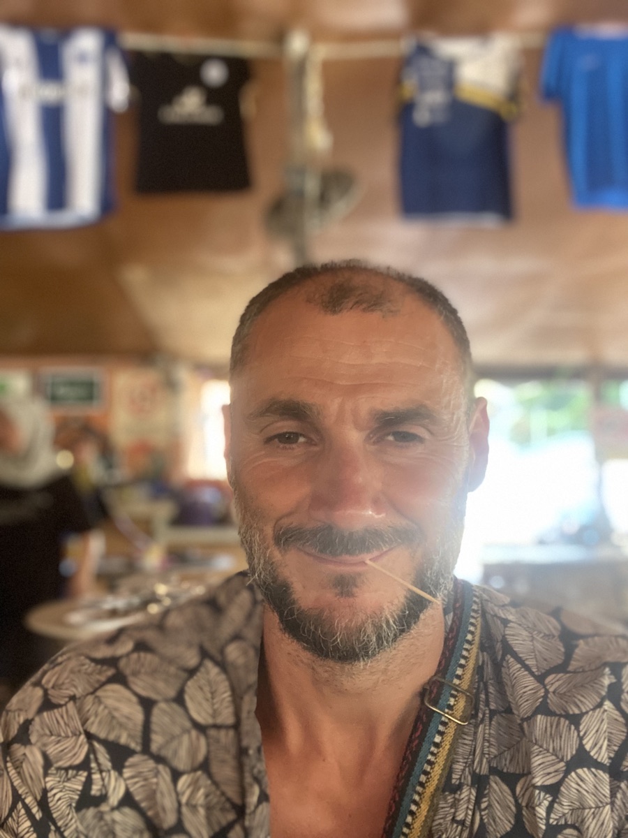 Naturalny portret Macieja podczas podróży